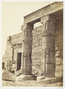 Portico of the Temple of Goorneh ، 185862. بواسطة فرانسيس فريث