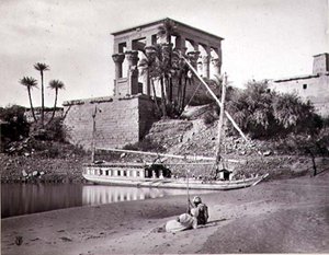 معبد تراجان ، المطل على الجنوب الغربي ، فيلة (صورة بالأبيض والأسود) بواسطة فرانك ميسون جيد