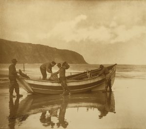 Beaching the Gratitude ، حوالي عام 1890 (طبعة فضية جيلاتينية مع التنغيم) بواسطة فرانك ميدو ساتكليف