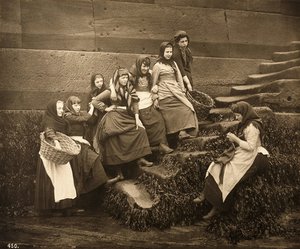 نساء ينتظرن أيام الصيد ، ويتبي هاربور ، شمال يوركشاير ، c.1899