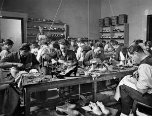 حرفيون في العمل في استوديو مصمم الأحذية والمصنع Ferragamo في Palazzo Feroni ، فلورنسا ، 1937 (لوحة زجاجية)