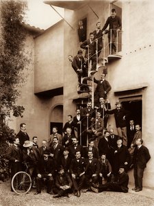 صورة لموظفي مؤسسة التصوير الفوتوغرافي Alinari Brothers ، في فلورنسا ، 1899 (لوحة زجاجية)