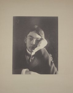 صبي يرتدي يدًا على وجهه ، عام 1896