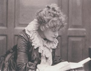 صورة شخصية لإلين تيري (1847-1928) ، قراءة فريدريك هوليير (1837-1933) (بني داكن)