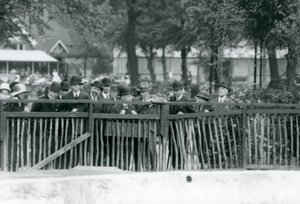 ملك إيطاليا ، فيكتور عمانويل الثالث ، يزور حديقة حيوان لندن عام 1924 بواسطة فريدريك وليام بوند