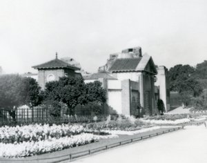 The Reptile House في حديقة حيوان لندن عام 1928 مع أسرة زهور رسمية على طول الممرات المؤدية إلى مدخل حديقة حيوان لندن بواسطة فريدريك وليام بوند