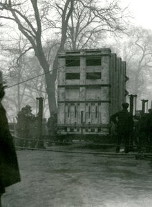 نقل أنثى الفيل الآسيوي لوكي ، في صندوق خشبي ، حديقة حيوان لندن ، 1923 بواسطة فريدريك وليام بوند
