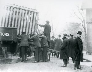 تفريغ وحيد القرن الهندي الواصل حديثًا ، حديقة حيوان لندن ، 1924 بواسطة فريدريك وليام بوند