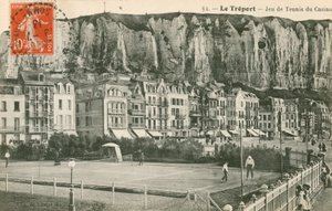 لعبة التنس في بلدة لو تريبور الساحلية. أُرسلت البطاقة البريدية عام 1913. بواسطة مصور فرنسي