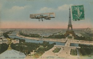 طائرة تدور حول برج إيفل في باريس ، فرنسا. أُرسلت البطاقة البريدية عام 1913. بواسطة مصور فرنسي