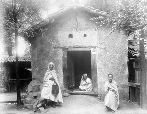 مثال على منزل القبائل ، معرض باريس ، 1889 بواسطة مصور فرنسي