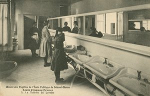 الحمامات في المدرسة العامة في Seine-et-Marne (b / w photo) بواسطة مصور فرنسي