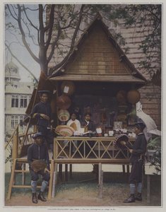 كوخ كمبودي في معرض يونيفرسال 1900 ، باريس (صورة ملونة) بواسطة مصور فرنسي