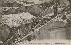 شاموني - صعود مونت بلانك. المتسلقون يمرون بالشق. أُرسلت البطاقة البريدية عام 1913. بواسطة مصور فرنسي
