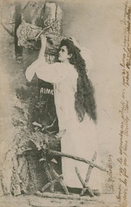 Crois Espere Aime (صدق الأمل الحب). تم إرسال بطاقة بريدية في عام 1913. الكتابة اليدوية على الحافة اليمنى هي رسالة شخصية بين أفراد العائلة. بواسطة مصور فرنسي