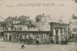 داكس - ينبوع الماء الدافئ - مصدر من نيبي. أُرسلت البطاقة البريدية عام 1913. بواسطة مصور فرنسي