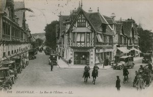 دوفيل ، La Rue de lEcluse. أُرسلت البطاقة البريدية عام 1913. بواسطة مصور فرنسي