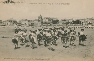 ركوب الحمار على الشاطئ في Les Sables-dOlonne في غرب فرنسا. أُرسلت البطاقة البريدية عام 1913. بواسطة مصور فرنسي