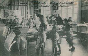 درس الرسم في مدرسة للفنون ، فرنسا. أُرسلت البطاقة البريدية عام 1913. بواسطة مصور فرنسي