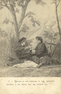 عشاق الإناث في البلاد (b / w photo) بواسطة مصور فرنسي