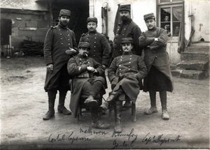 الحرب العالمية الأولى (1914-1918): موظفو الهاتف وأمناء هيئة الأركان العامة للعقيد دبنديتي (؟) مزرعة Laroque بالقرب من Roye sur Matz (Roye-sur-Matz، Oise). مارس 1915 بواسطة مصور فرنسي