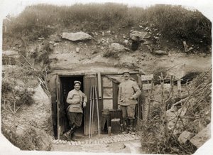 الحرب العالمية الأولى (1914-1918): منصب قيادة الملازم دي بينيديتي ، السكرتير على اليسار ، ضابط صف الكتيبة على اليمين. بينهما إشارات الصمامات ، المنظار ، الطوربيدات. 05/1916 بواسطة مصور فرنسي