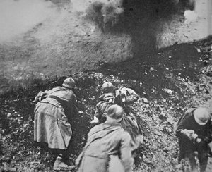 French infantry under fire from German artillery during the Battle of Verdun بواسطة مصور فرنسي