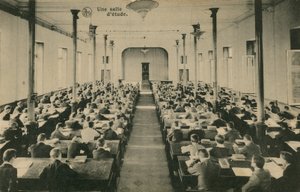 الفصل الدراسي الفرنسي. سانت روش ، فيرير. أُرسلت البطاقة البريدية في 25 أكتوبر 1913. بواسطة مصور فرنسي