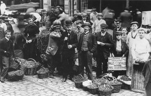 سوق البستانيين في Les Halles ، باريس ، 1907 بواسطة مصور فرنسي