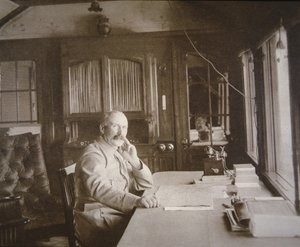 General Pétain in his railway wagon-salon HQ during the Battle of Verdun, February-December 1916 (b/w photo) بواسطة مصور فرنسي
