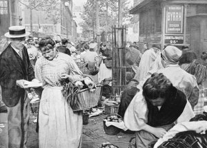 هوكر بين المشترين والبائعين ، Les Halles ، باريس ، 1896