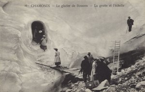 الكهف الجليدي والسلم ، Bossons Glacier ، شامونيكس ، فرنسا (b / w photo) بواسطة مصور فرنسي