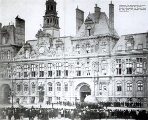 تضخم بالون بإعلانات الكومونة المرفقة به خارج فندق دي فيل ، باريس ، 3 مايو 1871 بواسطة مصور فرنسي