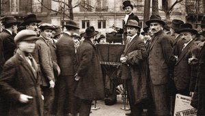 Les petits metiers de Paris: le camelot du boulevard. بواسطة مصور فرنسي