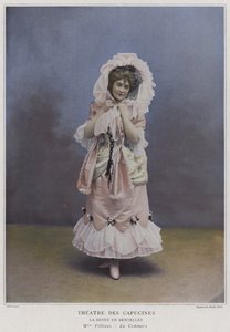 Mademoiselle Filliaux مثل La Commere in La Revue des Dentelles (صورة ملونة)