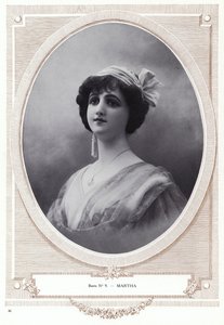 عارضة أزياء صممها بيير إمانس (صورة بالأبيض والأسود) بواسطة مصور فرنسي
