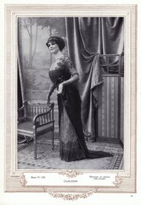 عارضة أزياء صممها بيير إمانس (صورة بالأبيض والأسود) بواسطة مصور فرنسي