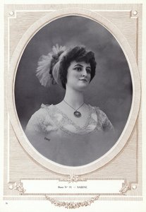 عارضة أزياء صممها بيير إمانس (صورة بالأبيض والأسود) بواسطة مصور فرنسي
