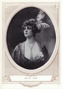 عارضة أزياء صممها بيير إمانس (صورة بالأبيض والأسود) بواسطة مصور فرنسي