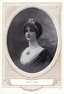 عارضة أزياء صممها بيير إمانس (صورة بالأبيض والأسود) بواسطة مصور فرنسي