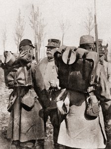 المارشال جوزيف جاك سيسيري جوفر يتفقد قواته ، من أخبار الحرب المصورة ، 1915 بواسطة مصور فرنسي