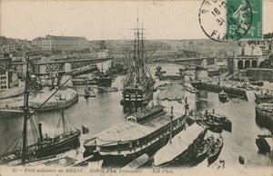 الميناء العسكري في بريست ، فرنسا. أُرسلت البطاقة البريدية عام 1913. بواسطة مصور فرنسي