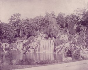 باريس: جراند كاسكيد في Bois de Boulogne (b / w photo) بواسطة مصور فرنسي