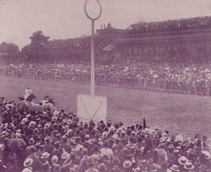 باريس: يوم السباق في Longchamps (صورة بالأبيض والأسود) بواسطة مصور فرنسي