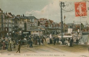 قطار باريس السريع على الواجهة البحرية في دييب. أُرسلت البطاقة البريدية عام 1913. بواسطة مصور فرنسي