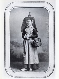 بطاقة عمل صور تعرض زيًا إقليميًا فرنسيًا ، حوالي 1860-70 (صورة بالأبيض والأسود) بواسطة مصور فرنسي