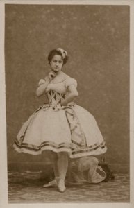 Portrait of a dancer (b/w photo) بواسطة مصور فرنسي