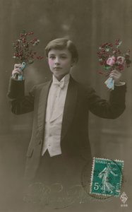 بطاقة بريدية لصبي في ربطة عنق بيضاء وذيل يحمل زهورًا وتوتًا ، أُرسلت عام 1913 (صورة ملونة يدويًا) بواسطة مصور فرنسي