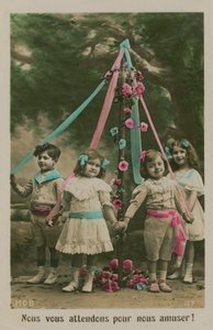 بطاقة بريدية للأطفال يقفون حول عمود ماي ، تم إرسالها عام 1913 (صورة ملونة باليد) بواسطة مصور فرنسي