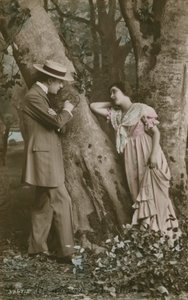 بطاقة بريدية لعشاق نحت قلبًا على شجرة ، أُرسلت عام 1913 (صورة ملونة يدويًا) بواسطة مصور فرنسي